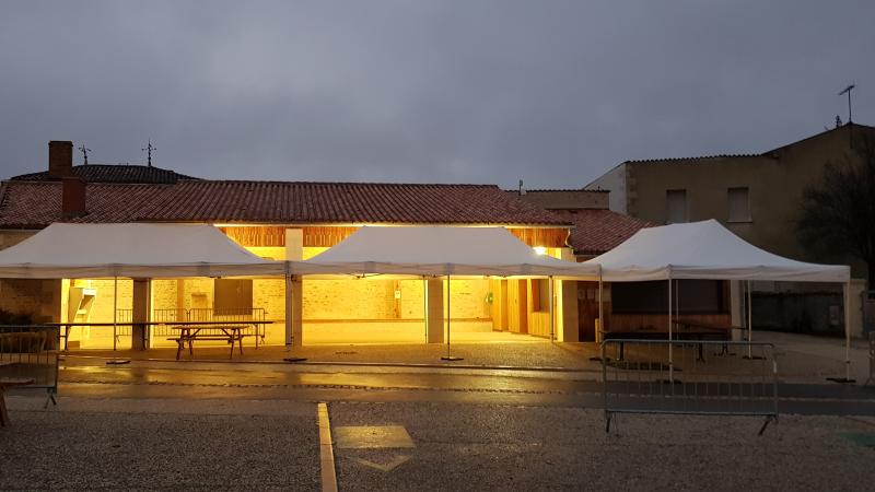 Tivolis installés devant la halle du port