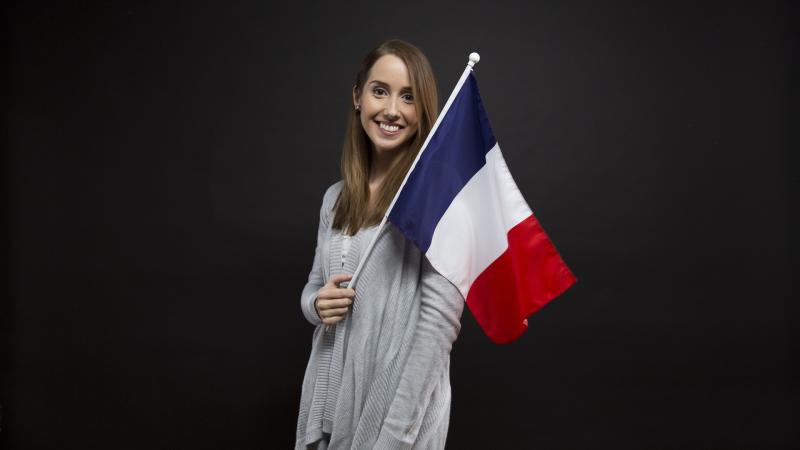 adolescente avec drapeau français