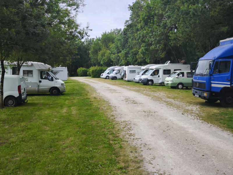 Vue de l'aire de camping car